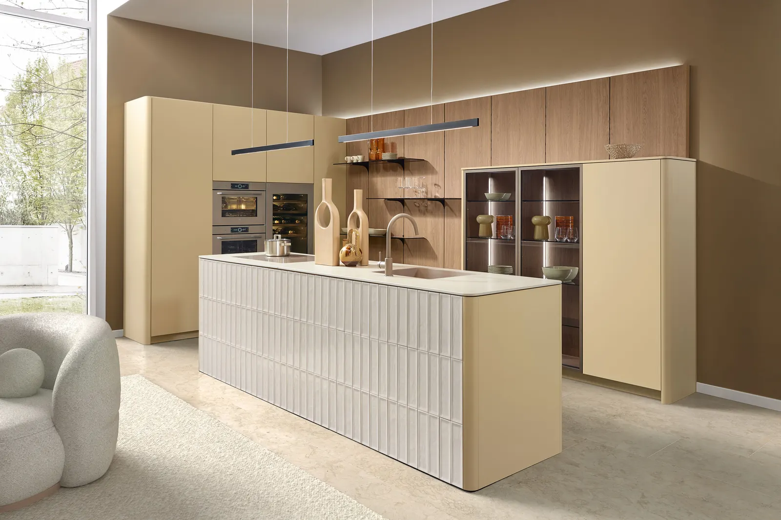Cuisine sur mesure beige avec îlot central et façades en bois